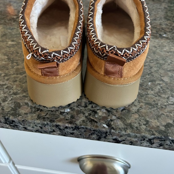Tan Suede Women’s platform slip on - Picture 4 of 7